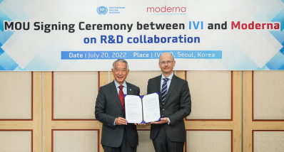 Dr. Jerome Kim, Director General of IVI, and Dr. Paul Burton, Chief Medical Officer of Moderna, exchange a memorandum of understanding for R&D collaboration at IVI headquarters in Seoul, Korea 