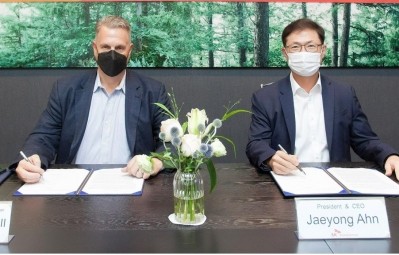 John Herrman, Novavax's executive vice president and chief legal officer, and Jaeyong Ahn, CEO of SK bioscience, sign the new agreement. Pic: SK bioscience