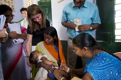 Melinda Gates with a community health worker vaccinating infants in Uttar Pradesh, India, 2010. (Gates Foundation)